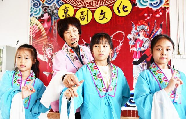  学京剧  传非遗