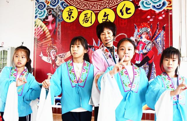  学京剧  传非遗