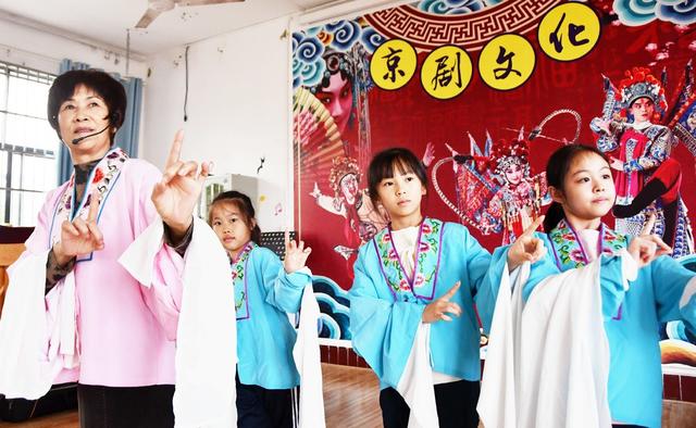  学京剧  传非遗