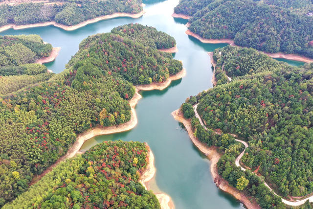 红旗  水库 生态 秋色  风景 自然
风光  旅游  画卷