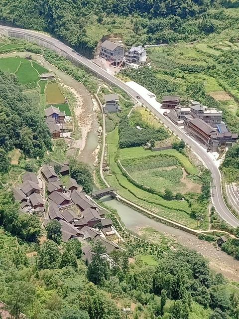 矮寨大桥的红色及大桥下美好的村庄