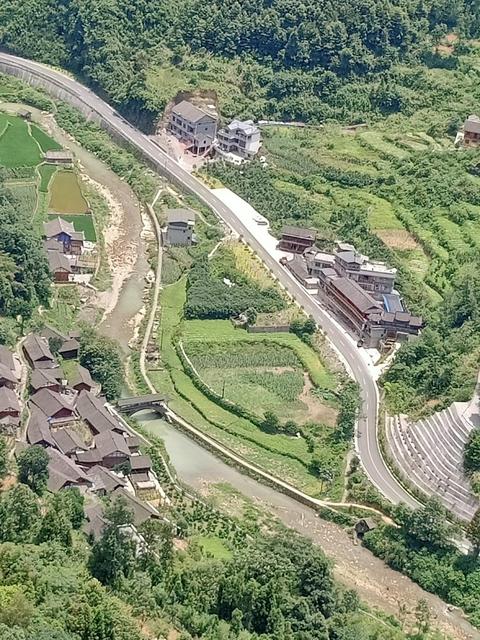 矮寨大桥的红色及大桥下美好的村庄