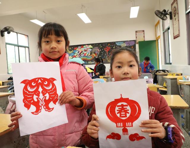  巧手剪纸   喜迎新春