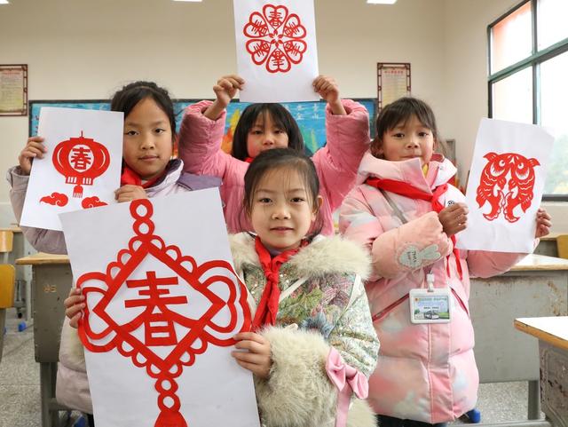  巧手剪纸   喜迎新春