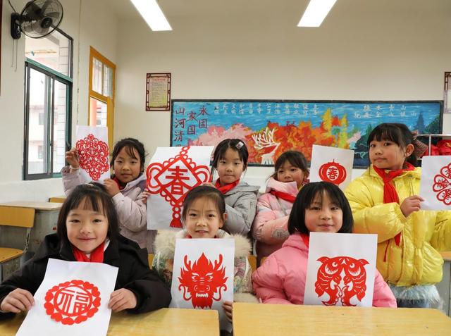  巧手剪纸   喜迎新春