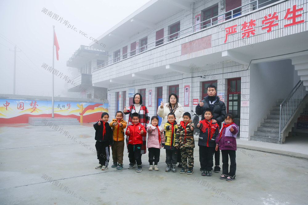 教学点 坚守 小规模学校 撤并 个性化 青年女教师 教学