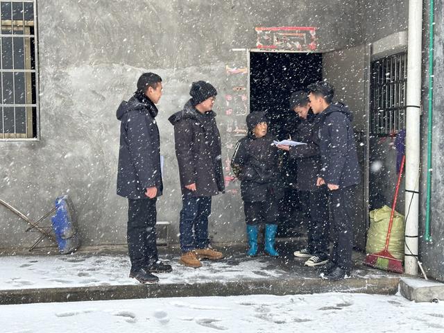 坚守岗位  浴雪奋战