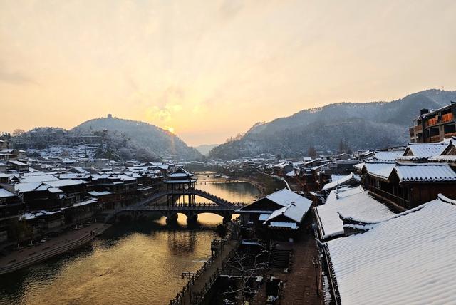 凤凰古城  朝阳映雪 瑰丽多姿
雪后初霁  晶莹剔透  如梦如幻 冰雪画卷。