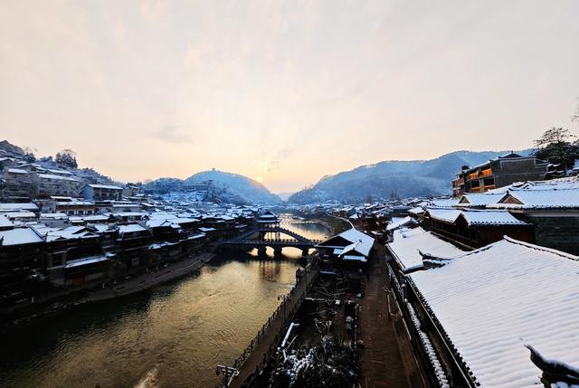 凤凰古城  朝阳映雪 瑰丽多姿
雪后初霁  晶莹剔透  如梦如幻 冰雪画卷。