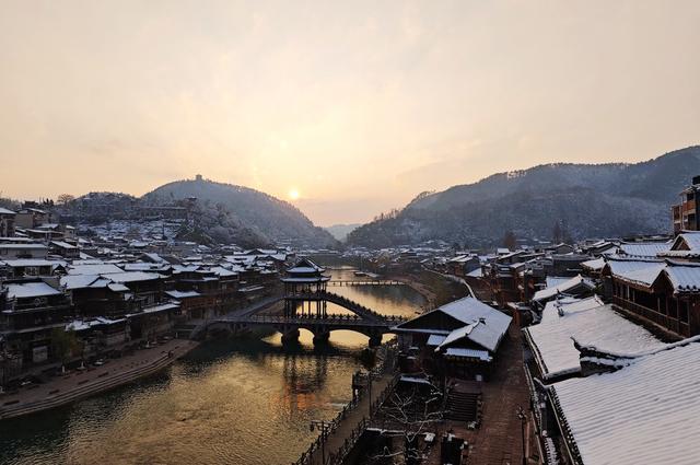 凤凰古城  朝阳映雪 瑰丽多姿
雪后初霁  晶莹剔透  如梦如幻 冰雪画卷。
