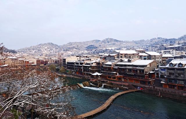 凤凰古城  朝阳映雪 瑰丽多姿
雪后初霁  晶莹剔透  如梦如幻 冰雪画卷。