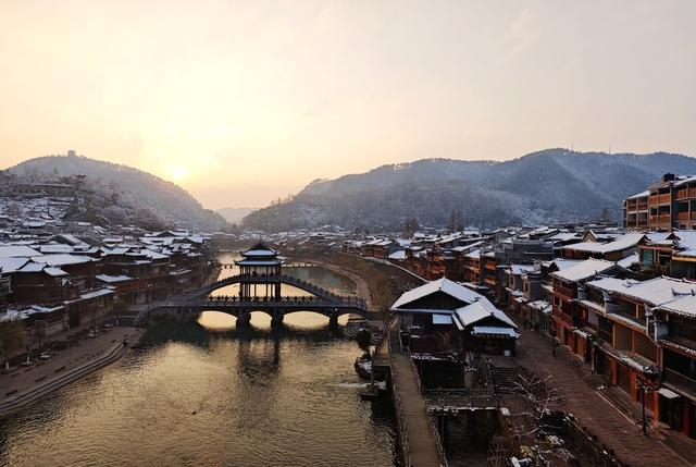 凤凰古城  朝阳映雪 瑰丽多姿
雪后初霁  晶莹剔透  如梦如幻 冰雪画卷。