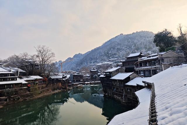 凤凰古城  朝阳映雪 瑰丽多姿
雪后初霁  晶莹剔透  如梦如幻 冰雪画卷。