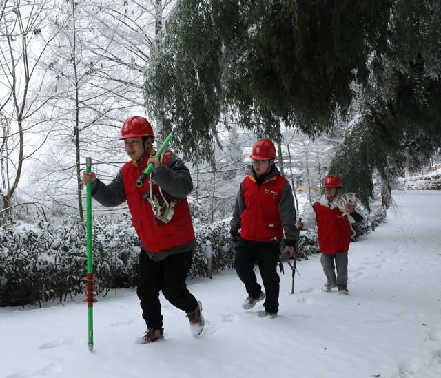     踏雪巡线保供电