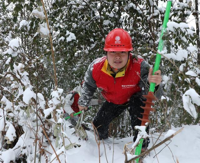    踏雪巡线保供电