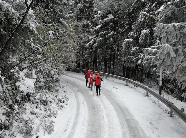     踏雪巡线保供电