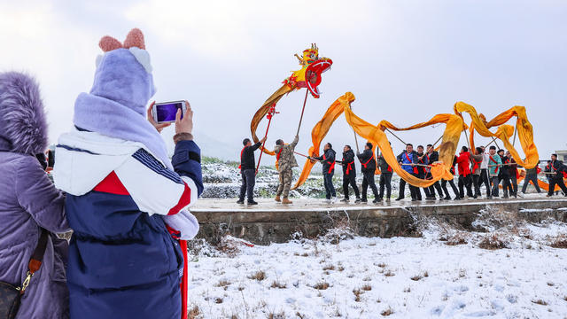雪地舞龙迎新年