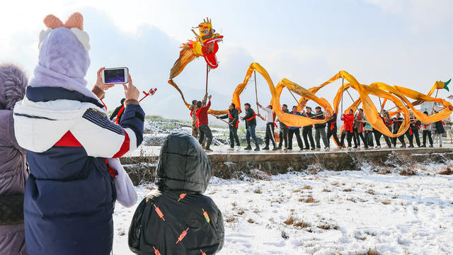 雪地舞龙迎新年