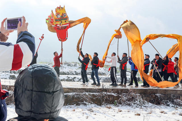 雪地舞龙迎新年