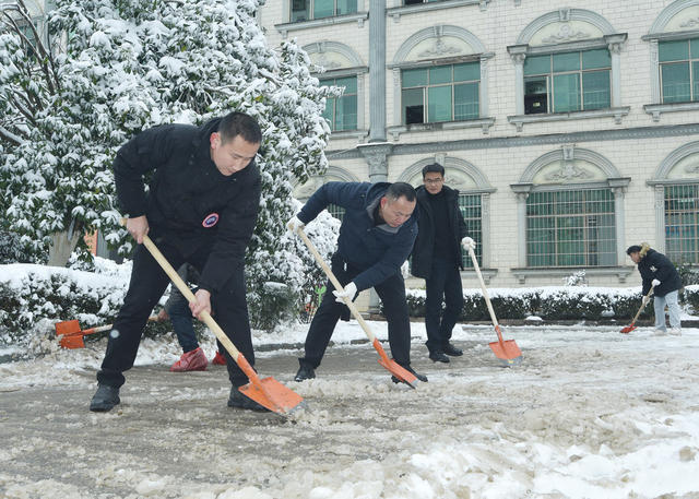 湖南嘉禾：清扫积雪保通行