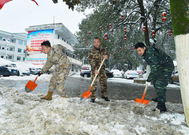 湖南嘉禾：清扫积雪保通行