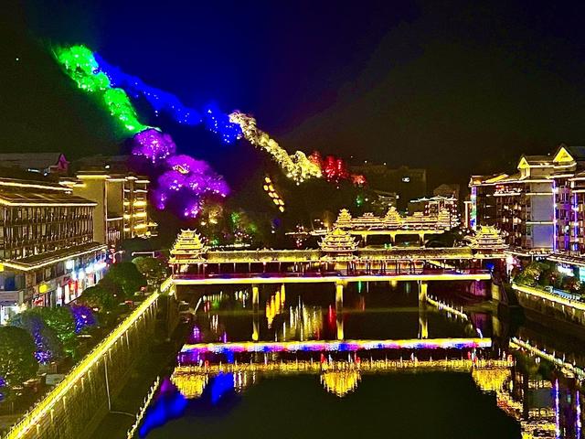 夜景璀璨年味浓
