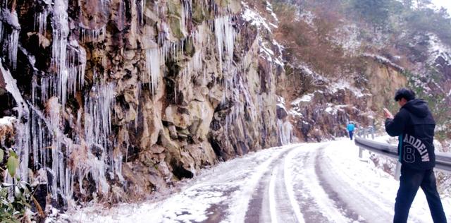 冰柱 崀山 游客 拍照