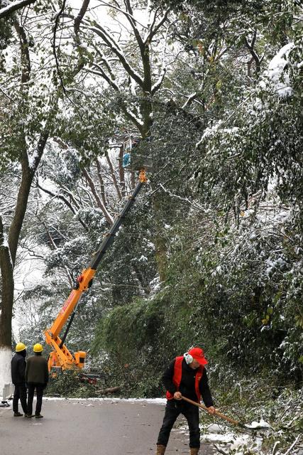 清除冰雪，保安全