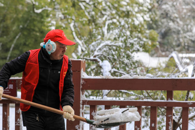 清除冰雪，保安全