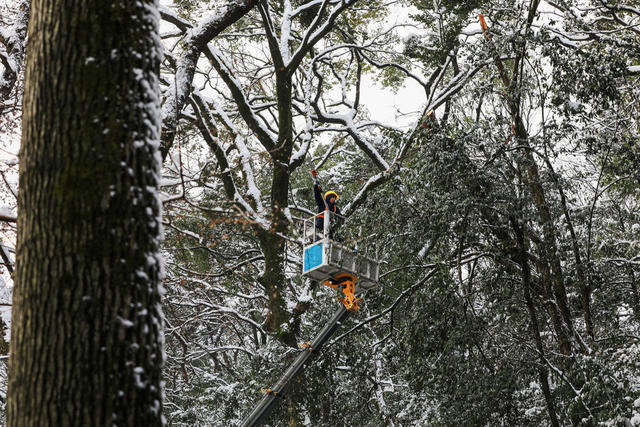 清除冰雪，保安全
