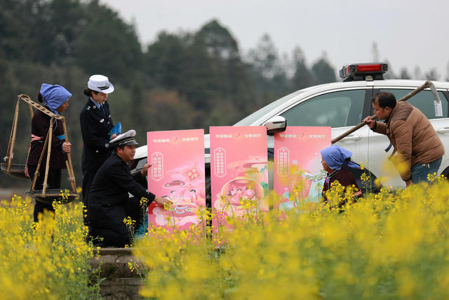 春运 宣传 交警 交通 农村 筑牢 安全阀
