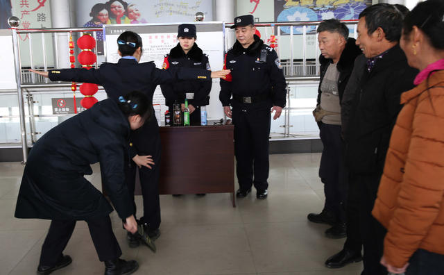  怀铁公安民警擂响春运前奏曲
