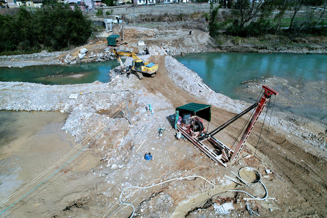         2024年1月25日，湖南省桂东县普乐镇矮排村“连心桥”项目工程工地，机器轰鸣，打桩机、平整机等正有条不紊地抢抓晴好、涸水季节紧张施工。