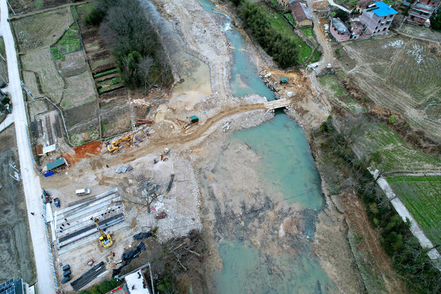         2024年1月25日，湖南省桂东县普乐镇矮排村“连心桥”项目工程工地，机器轰鸣，打桩机、平整机等正有条不紊地抢抓晴好、涸水季节紧张施工。