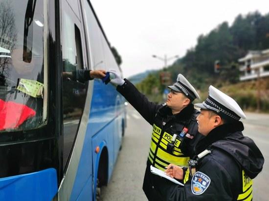 春运交警执勤