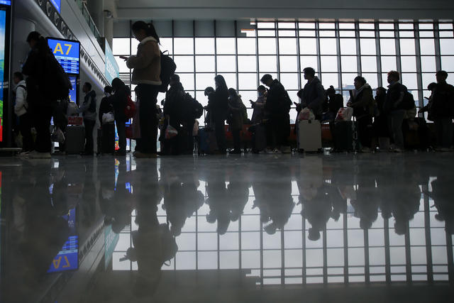  Window decorations for passengers queuing for Spring Festival travel