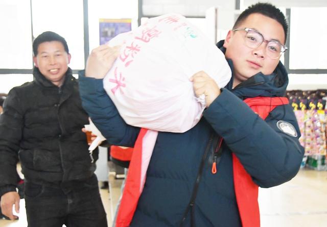 志愿服务   情暖春运