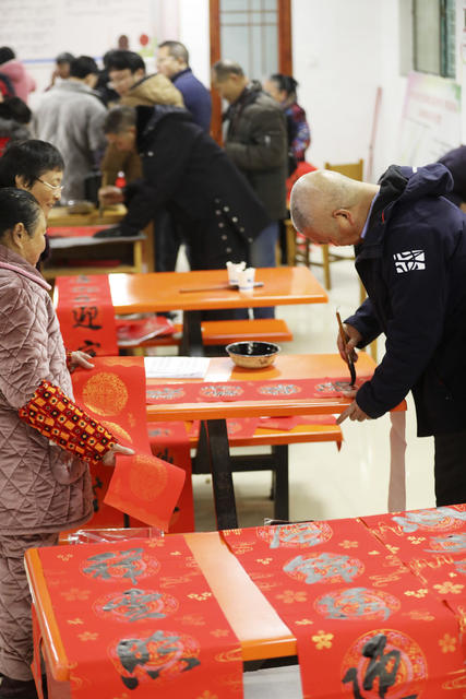 迎新春 写对联 送祝福 年味