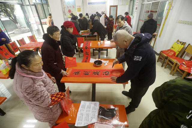 迎新春 写对联 送祝福 年味
