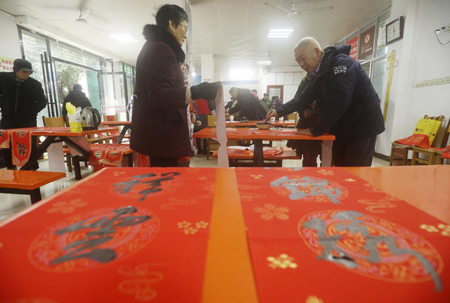 迎新春 写对联 送祝福 年味