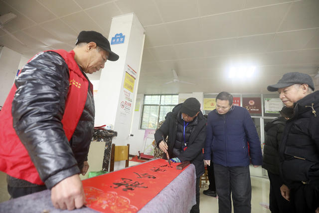 迎新春 写对联 送祝福 年味