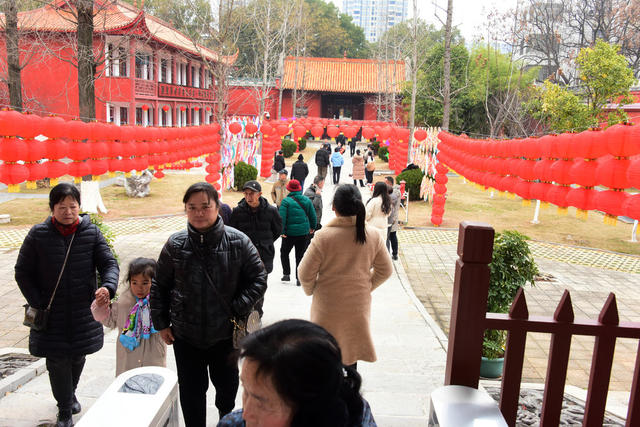 春节  国保文物  节能灯饰  文庙 
 古城墙  游客  庙会  喜庆气氛 