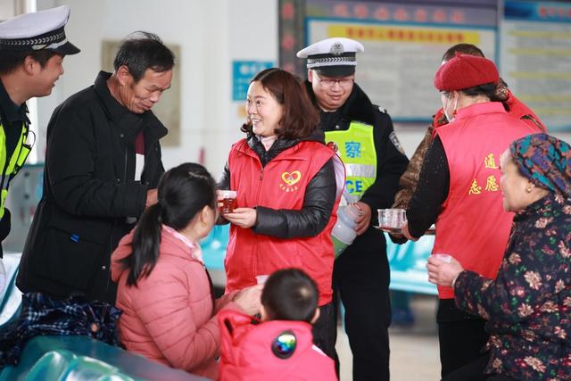 志愿服务、志愿者、春运、义工、返乡