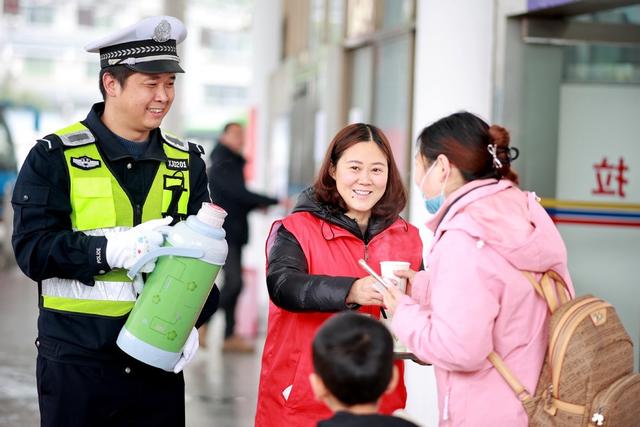 志愿服务、志愿者、春运、义工、返乡