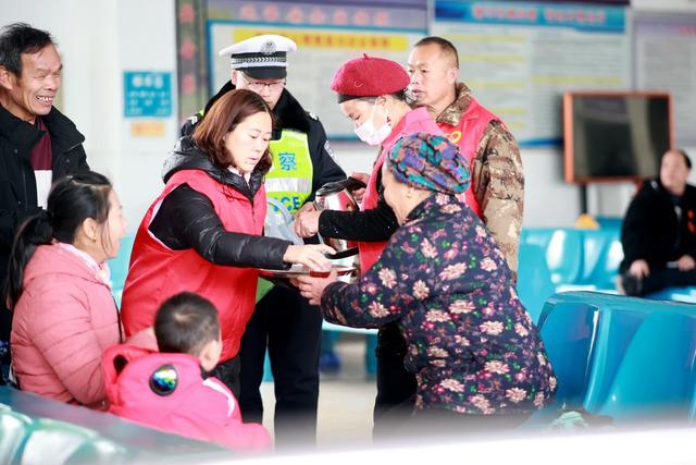 志愿服务、志愿者、春运、义工、返乡