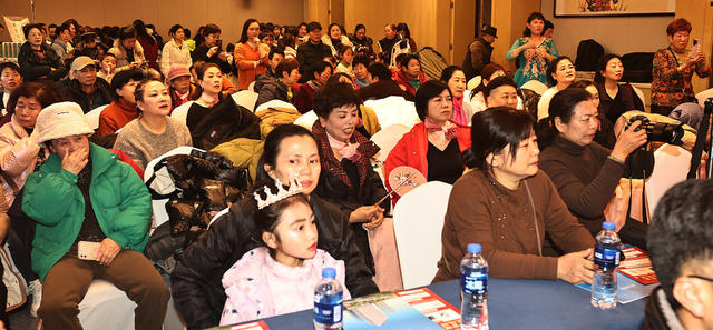 秋月潭社区上演春晚