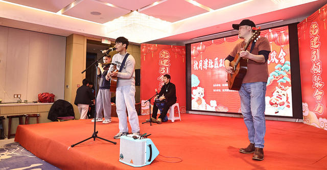 秋月潭社区上演春晚