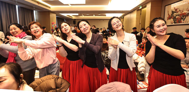 秋月潭社区上演春晚