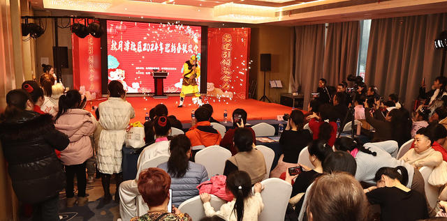 秋月潭社区上演春晚