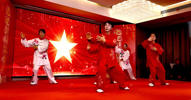 秋月潭社区上演春晚